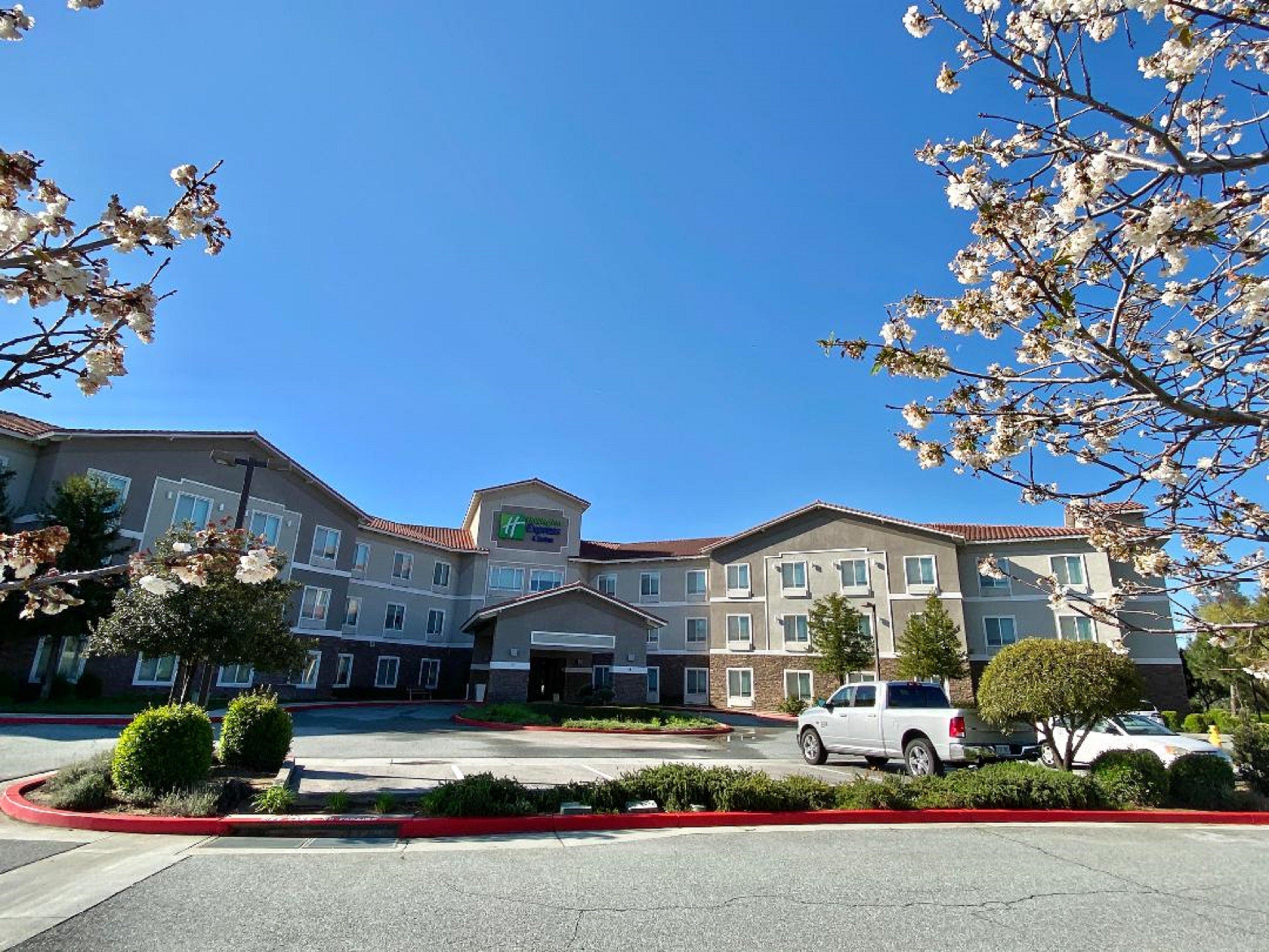 Holiday Inn Express & Suites Beaumont - Oak Valley By Ihg Екстериор снимка